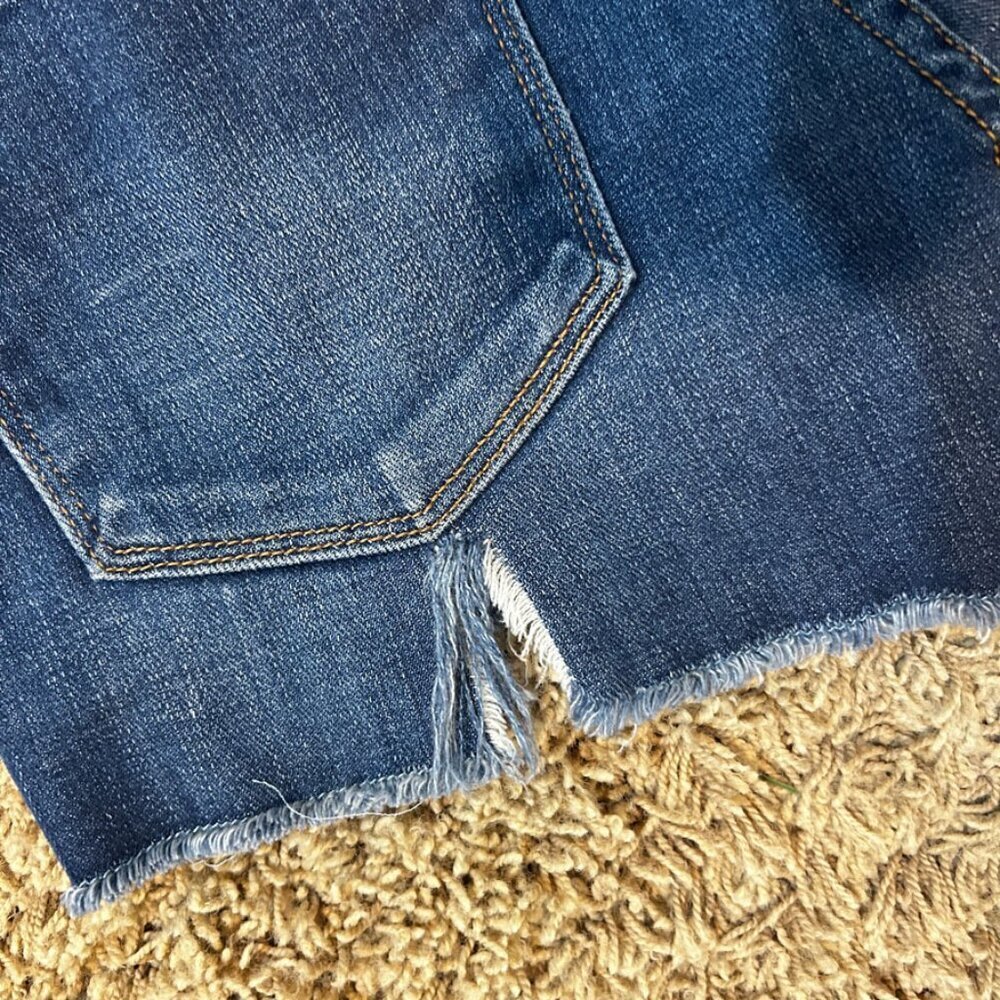 FRAME Le Cutoff Frayed Denim Shorts in Size 24 Dark Wash - Picture 5 of 8